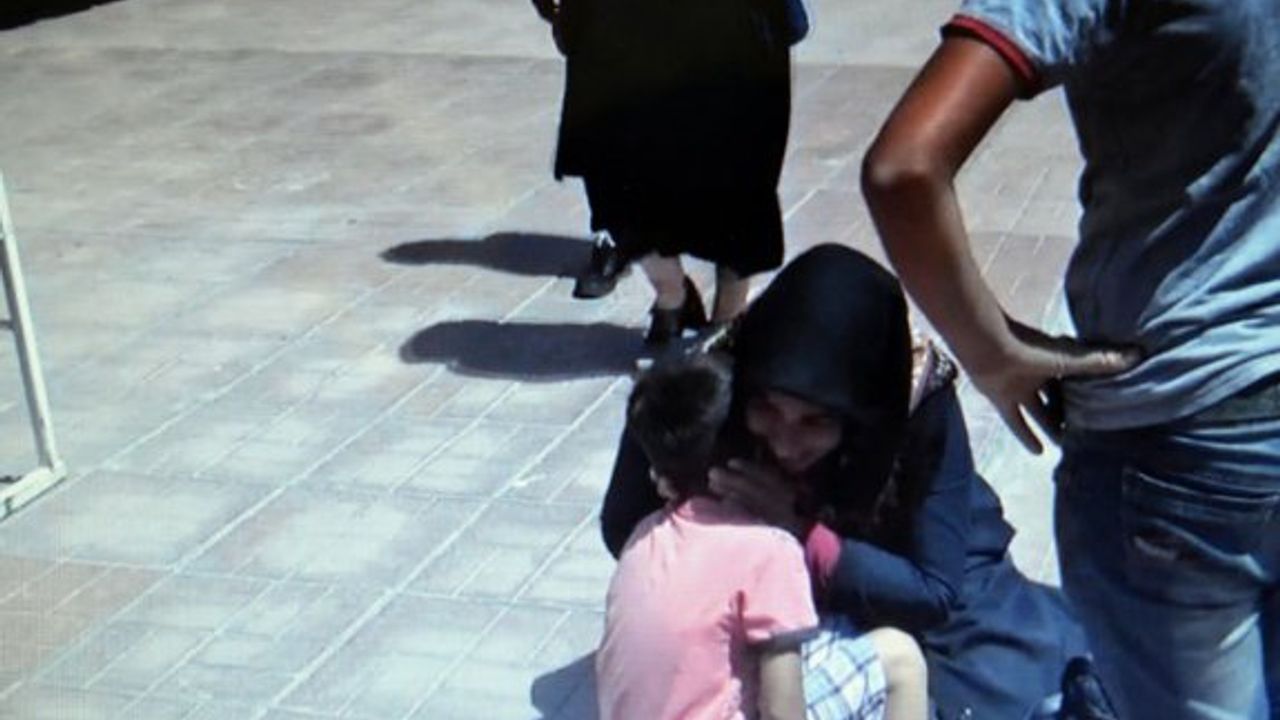 Anne, kaybolan oğluna kavuşunca herkesi duygulandırdı!