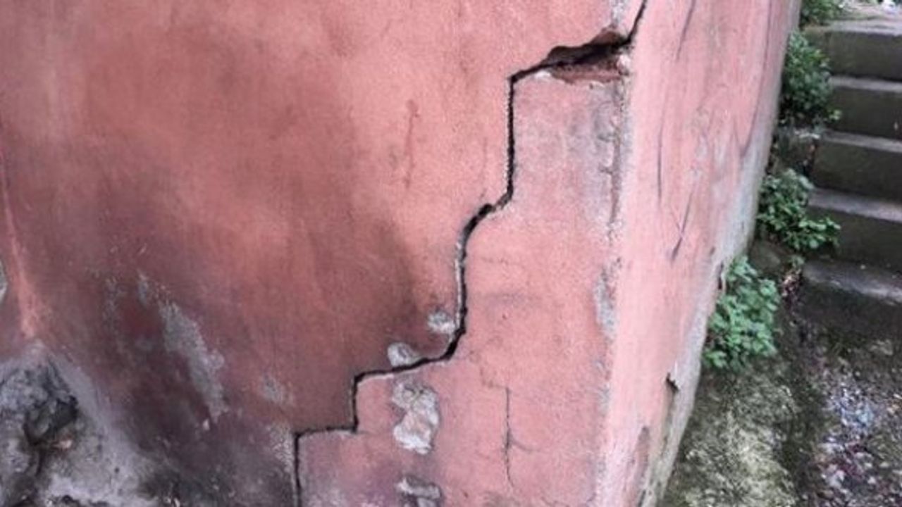 Beyoğlu Sütlüce'de çöken 4 katlı bir binanın yakınında bulunan binalarda korkutucu görüntü