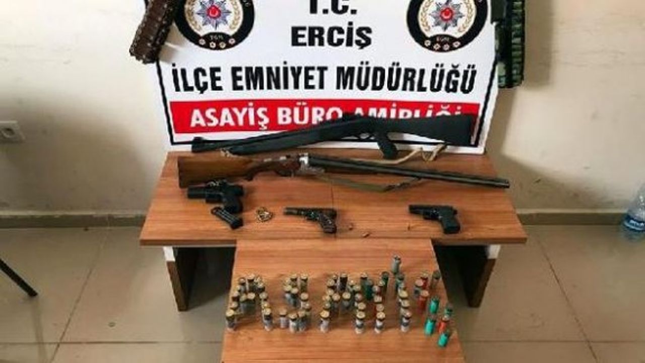 Erciş ilçesinde evde silah ve mühimmat bulundu