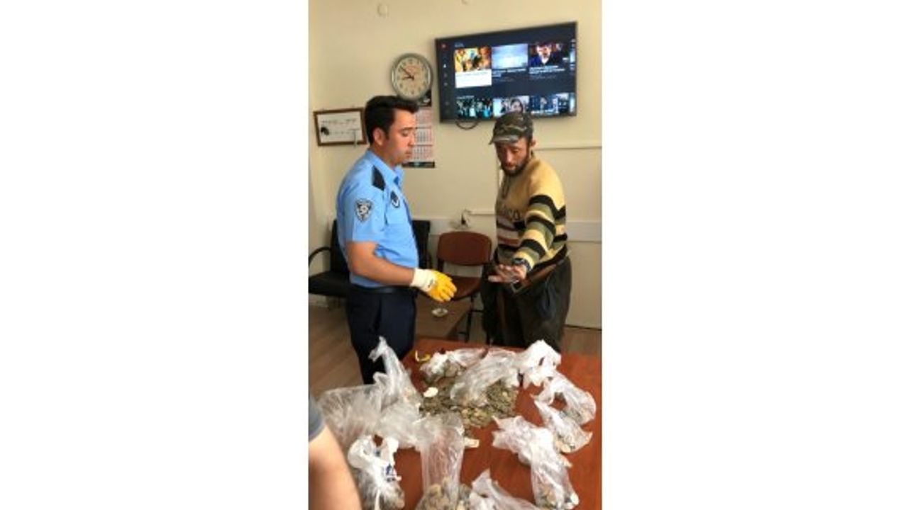 Gezgin dilencinin üzerinden bin 200 lira bozuk para çıktı