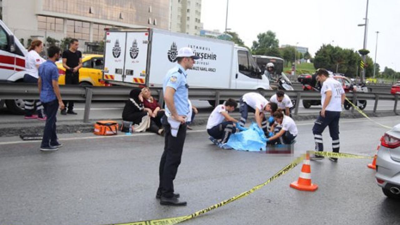İstanbul'da feci ölüm! Kasksız motosiklet sürücüsü bariyerlere çarparak hayatını kaybetti