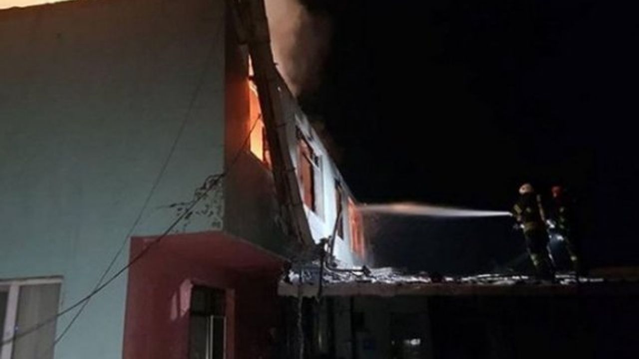 İzmit'te yazlık olarak kullanılan ev cayır cayır yandı!