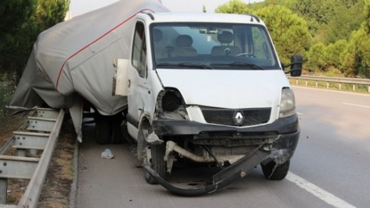Kamyonet otomobil ve jandarma aracına çarptı: 4 yaralı