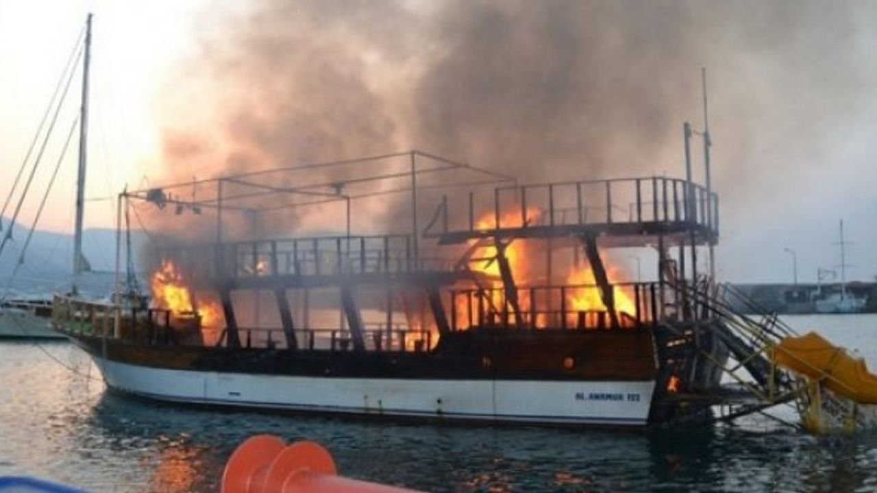 Mersin'de tur teknesi cayır cayır yandı kül oldu