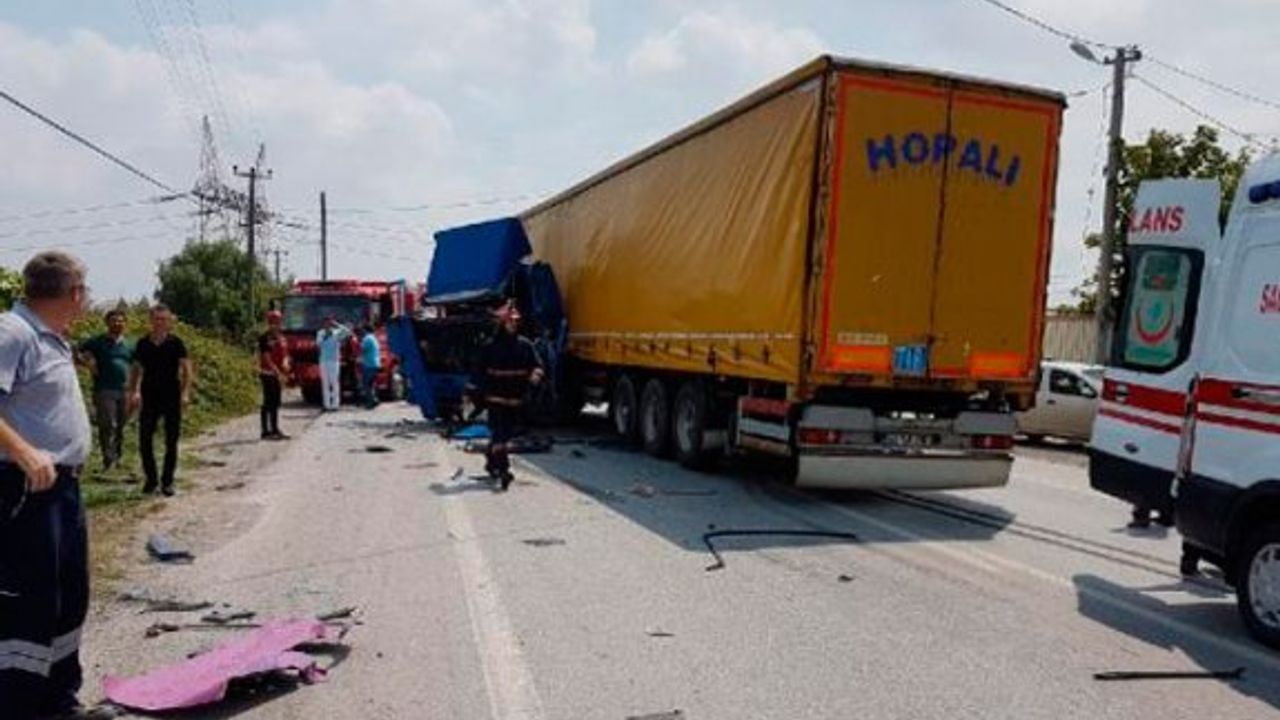 Sakarya'nın Arifiye ilçesinde feci kaza: Halk otobüsü TIR'a çarptı