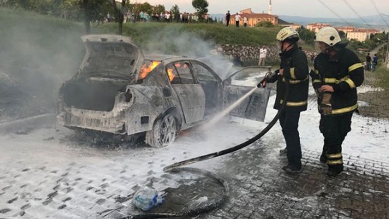 seyir halindeki araç cayır cayır yandı...