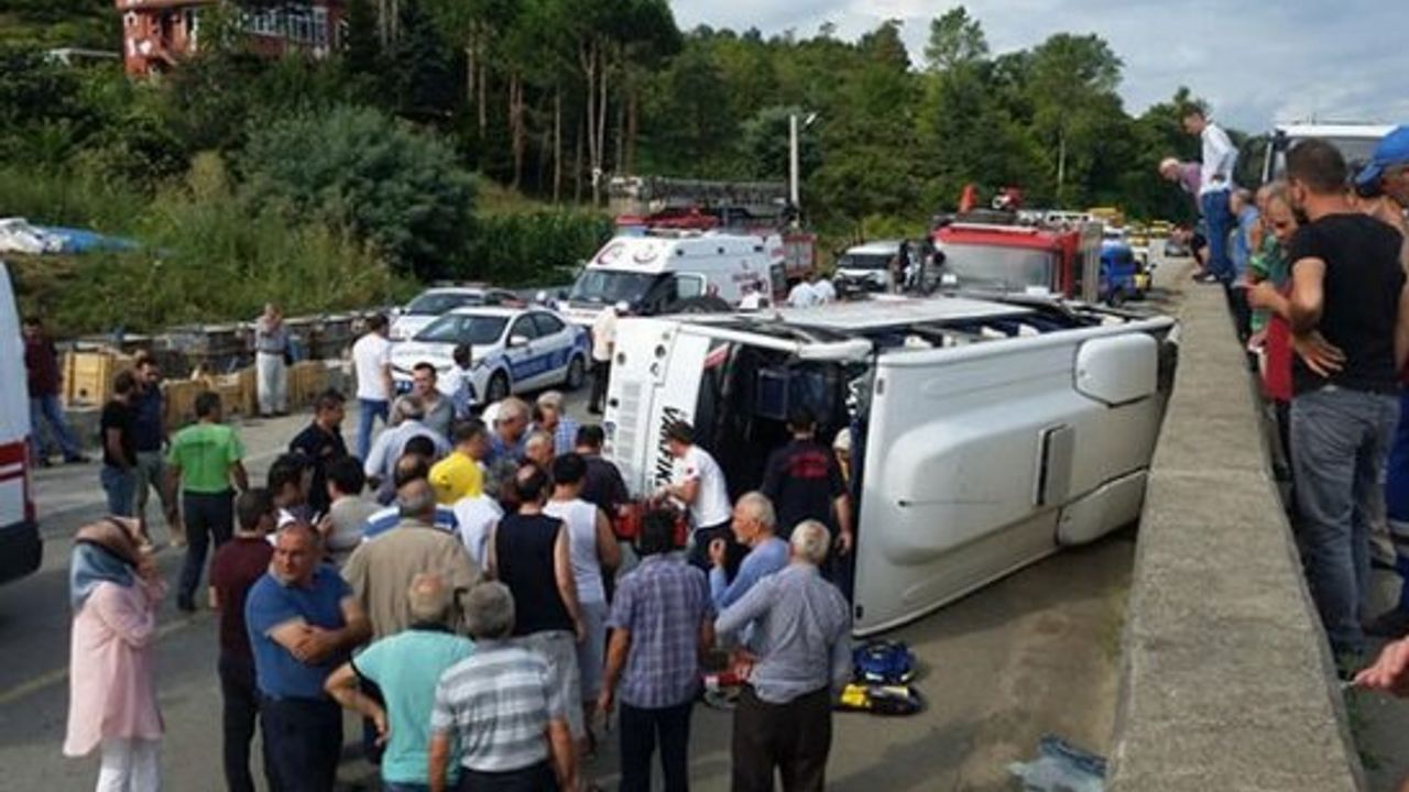Trabzon'un Vakfıkebir ilçesinde feci kaza: 2 ölü, 12 yaralı