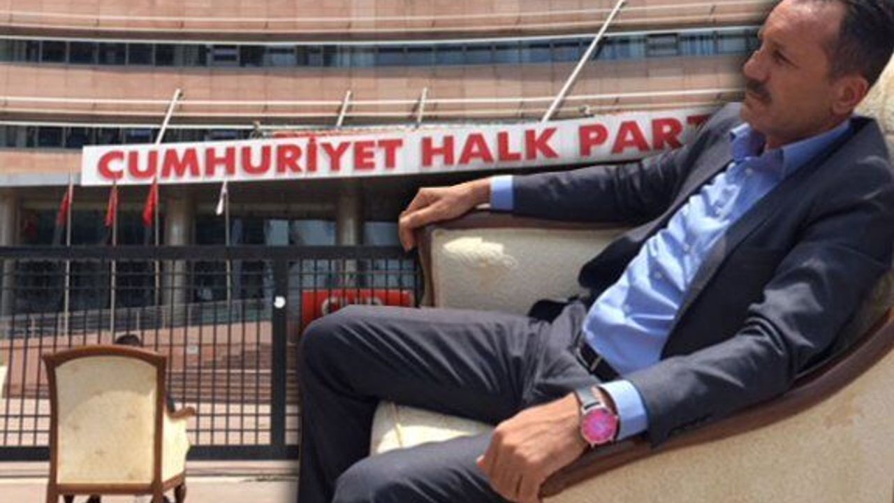 Abbas Canyurt, yönetimin değişmesi için CHP Genel Merkezi önünde koltuk eylemi yaptı