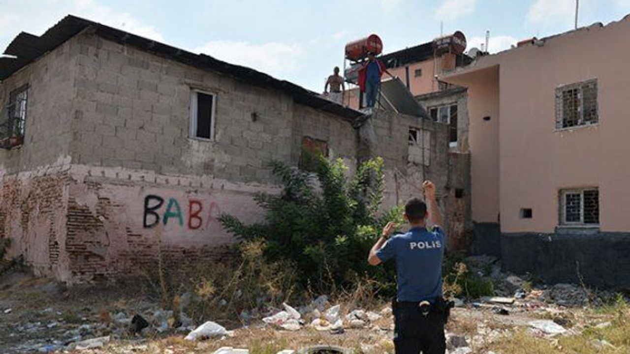 Adana'da evlerinin yıkılmasını istemediler, çatıya çıkıp otomatik av tüfeğiyle ateş açtılar