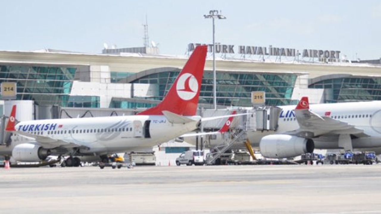 Atatürk Havalimanı'nda yaz sezonundaki yoğunluk nedeniyle uçuşlarda gecikme yaşanıyor!