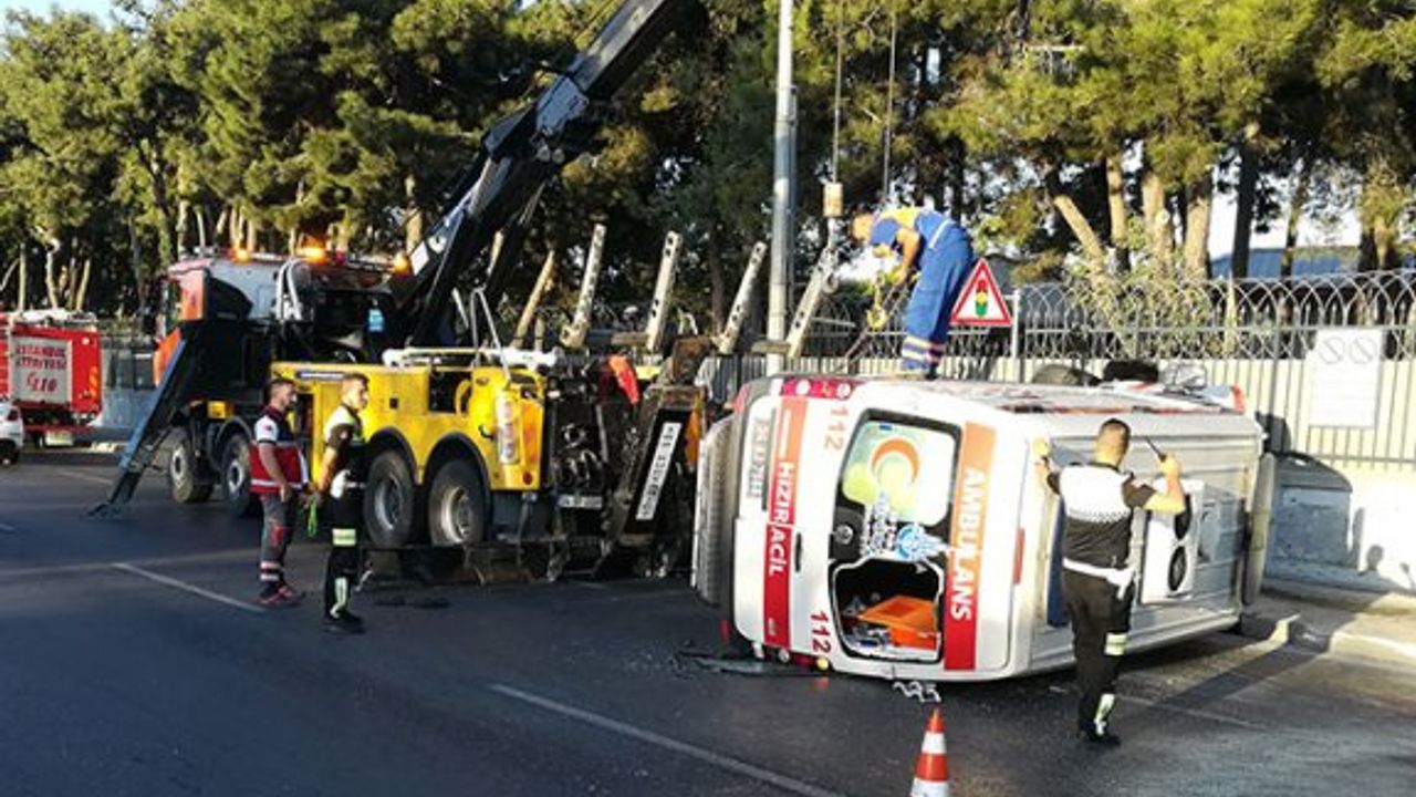 Bakırköy'de feci kaza! Ambulans direğe çarparak devrildi