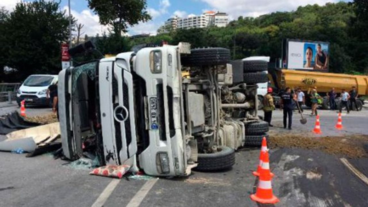 Beşiktaş'ta feci kaza! Kamyon devrildi trafik yoğunlaştı...