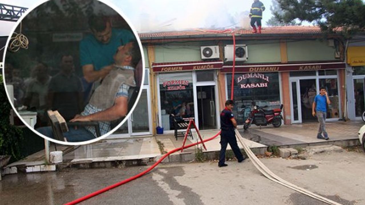 Böylesi görülmedi! Çatısı yanan berber yangını aldırmadan tıraşa devam etti...