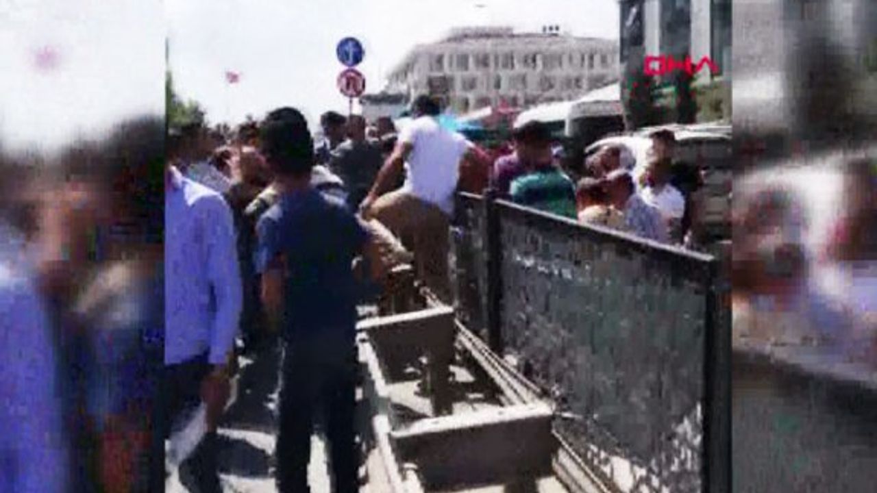 Esenyurt'ta feci olay! Yol ortasında çocuğunu dövdü, çevredekilerden dayak yedi...