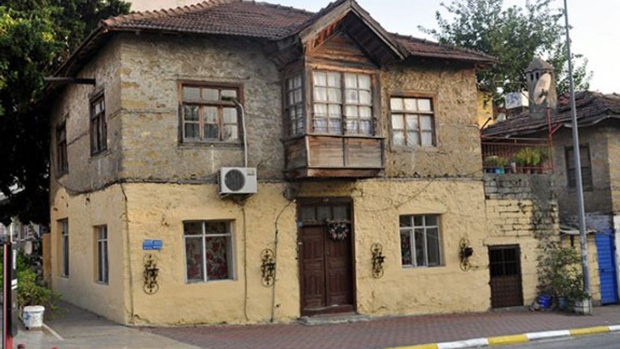 Evine girdikleri 65 yaşındaki yaşlı kadını feci şekilde dövüp, soydular...