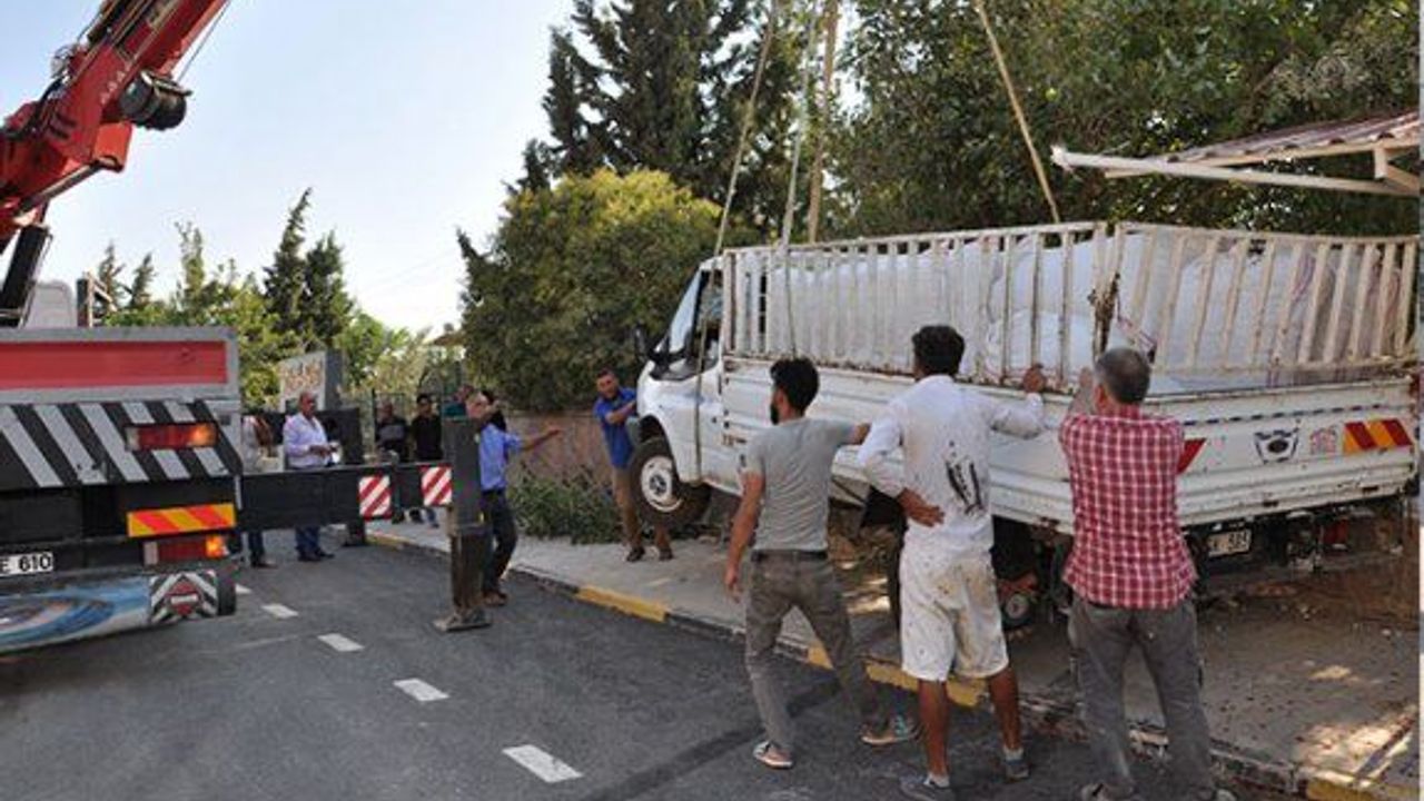 Gaziantep'te feci kaza! Freni boşalan biber yüklü kamyonet mezarlığa girdi...