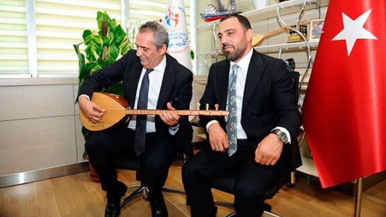 Hamza Yerlikaya ve Yavuz Bingöl, Cumhurbaşkanı Erdoğan ve Mehmetçikler için saz çalıp türkü söylediler