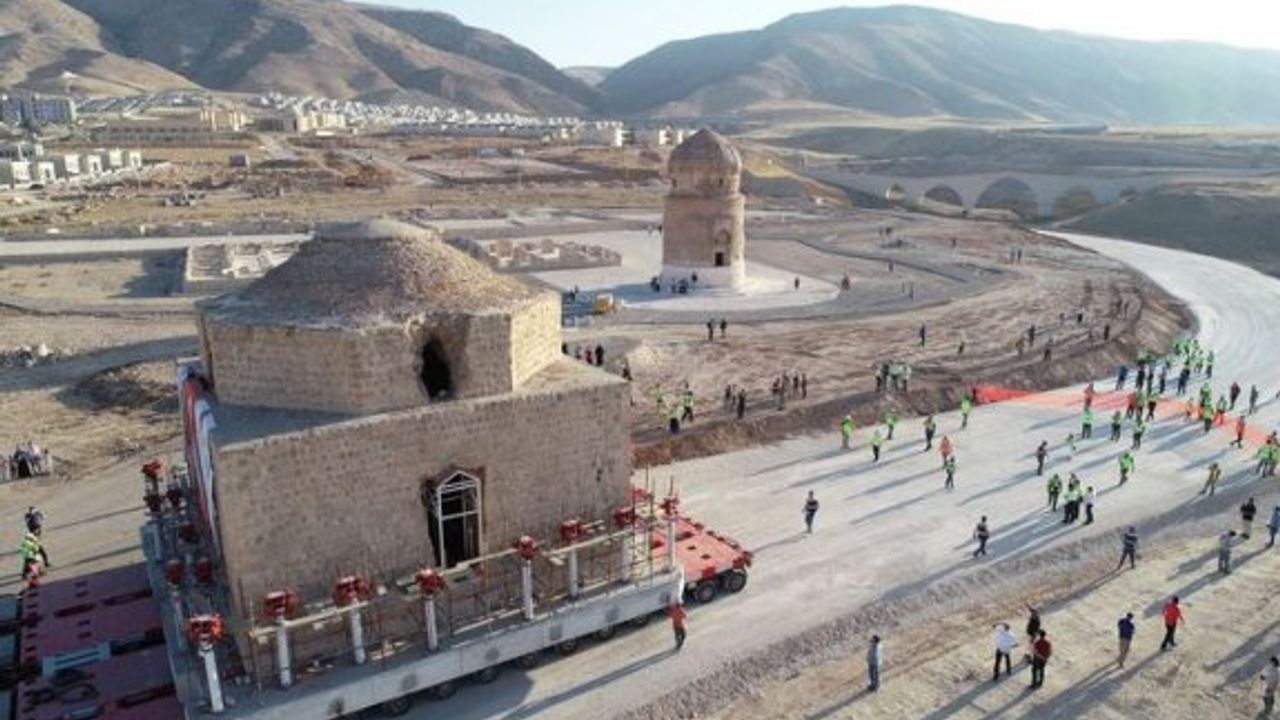 Hasankeyf'te 540 yıllık, 1500 ton ağırlığındaki Artuklu Hamamı taşınıyor