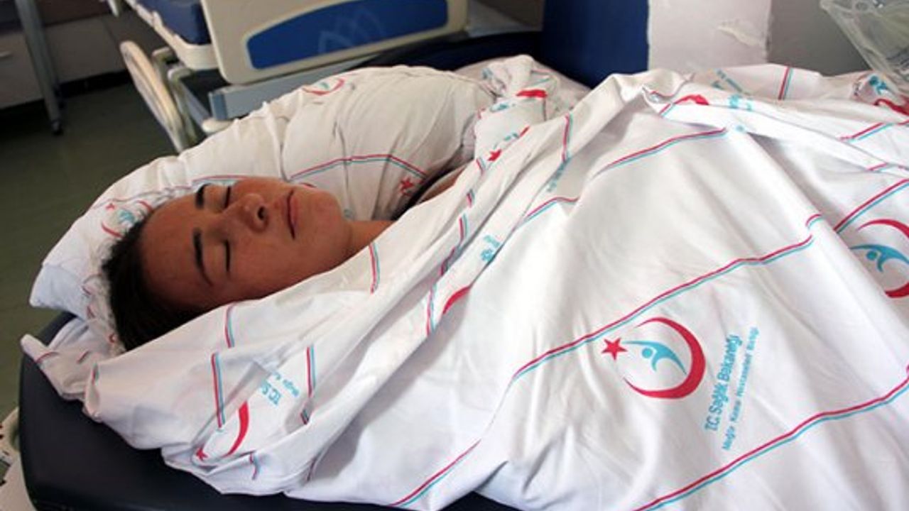 İnanılmaz olay! Denizde yüzerken üzerinden sürat teknesi geçti...