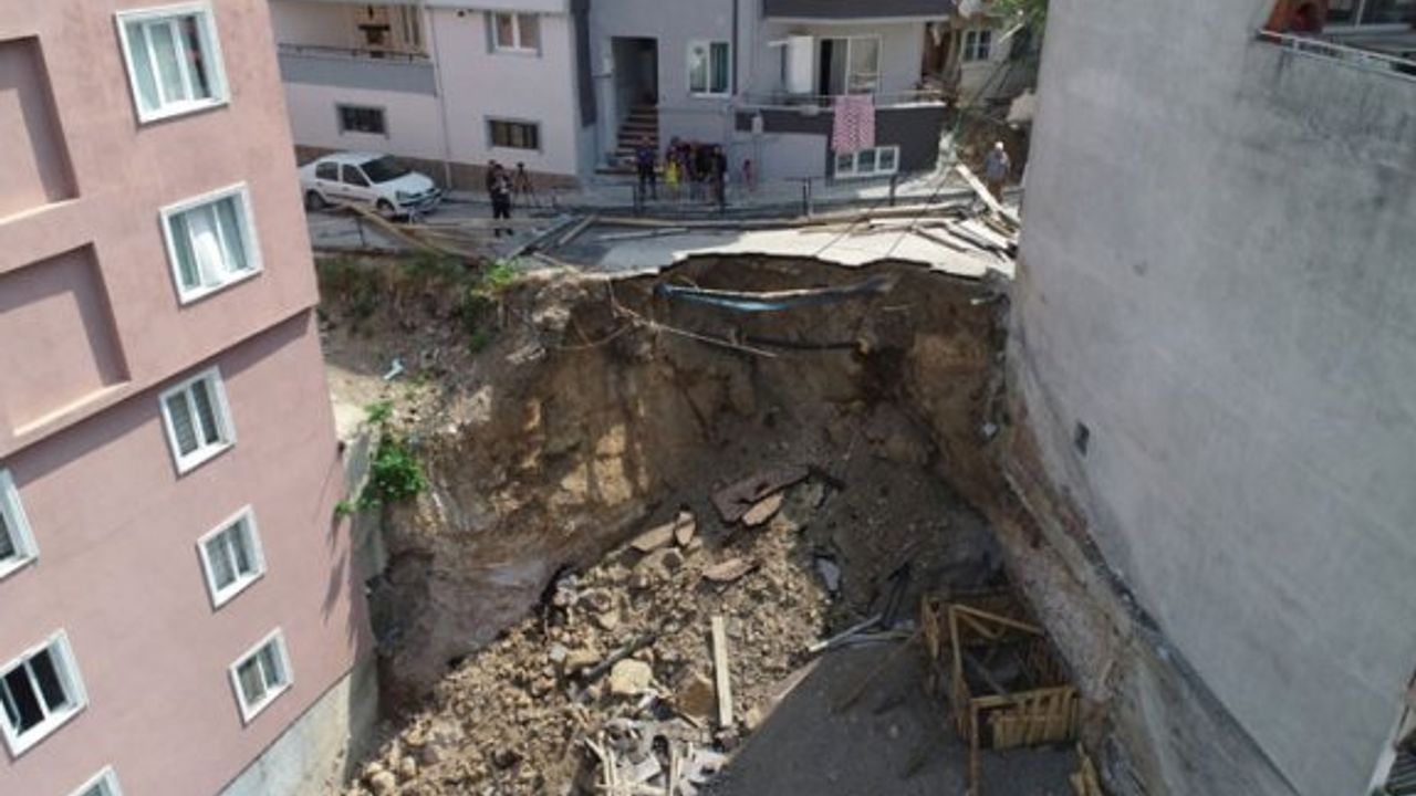 İnşaatın temel kazısında toprak kaydı, mahalle sakinleri tedirgin oluyor