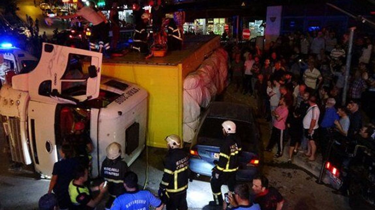 İzmit'te feci kaza! freni boşalan kamyon 2 otomobile çarptı: 3 yaralı