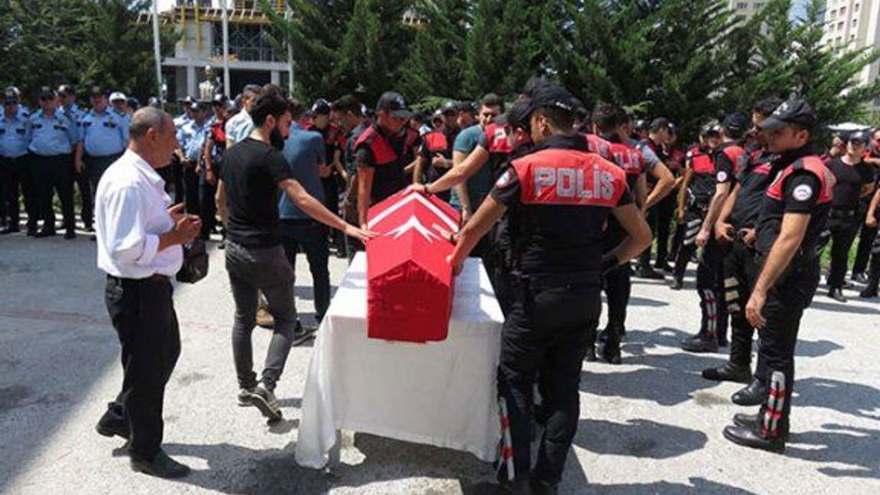 Kadıköy'de geçirdiği kazada hayatını kaybeden polis memuru son yolculuğuna uğurlandı