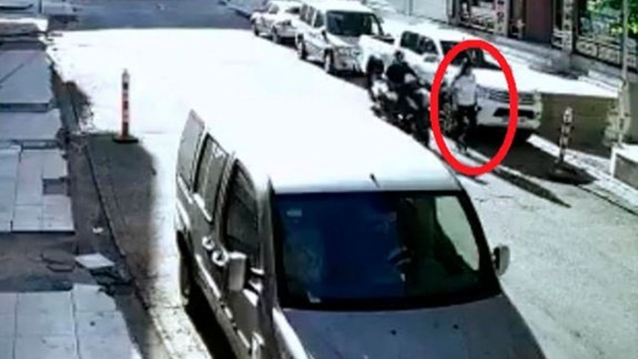 Kadın öğretmene tekme atan motosikletli saldırgan yakayı ele verdi!