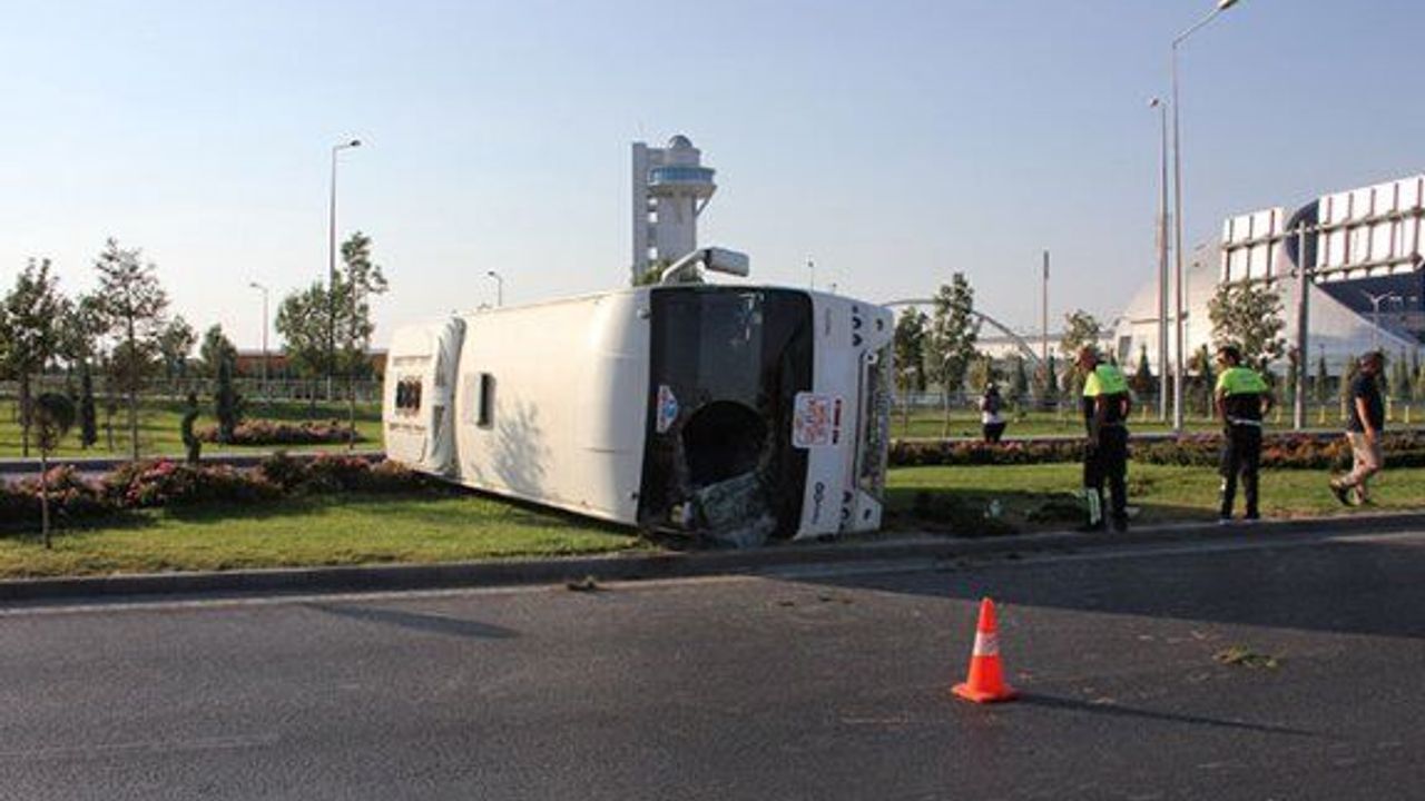 Konya'da feci kaza! usta öğreticileri taşıyan midibüs devrildi: 4 yaralı