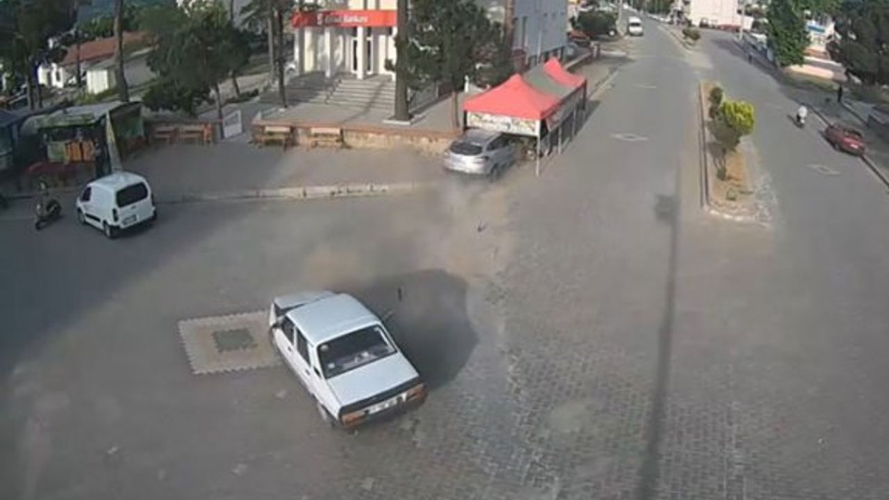 Otomobil karpuz tezgahına çarptı! O anlar kameraya yansıdı