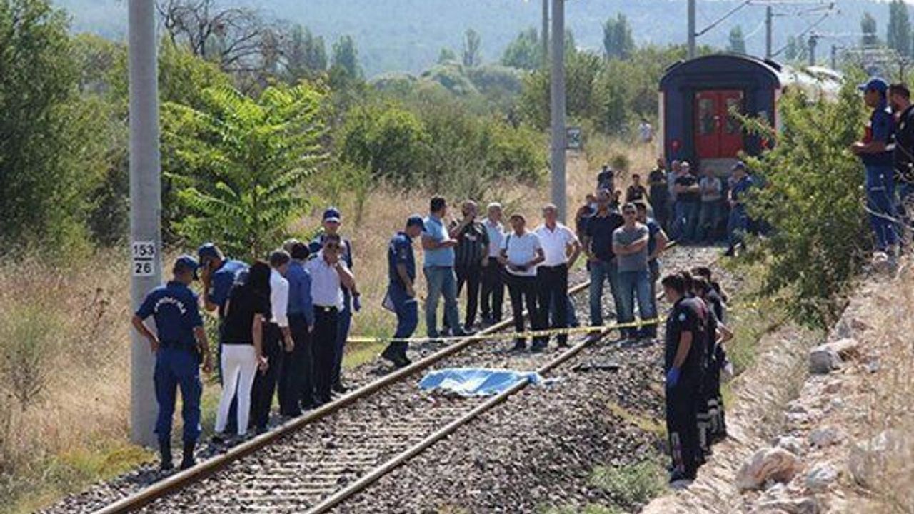Raylardan karşıya geçmek isterken hayatını kaybetti
