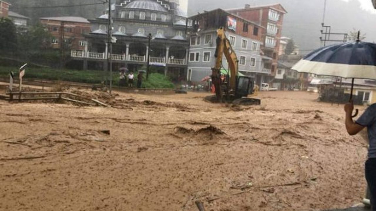 Rize’de sağanak sele döndü; başkan “Allah’ım yardım et batıyoruz” paylaşımı yaptı