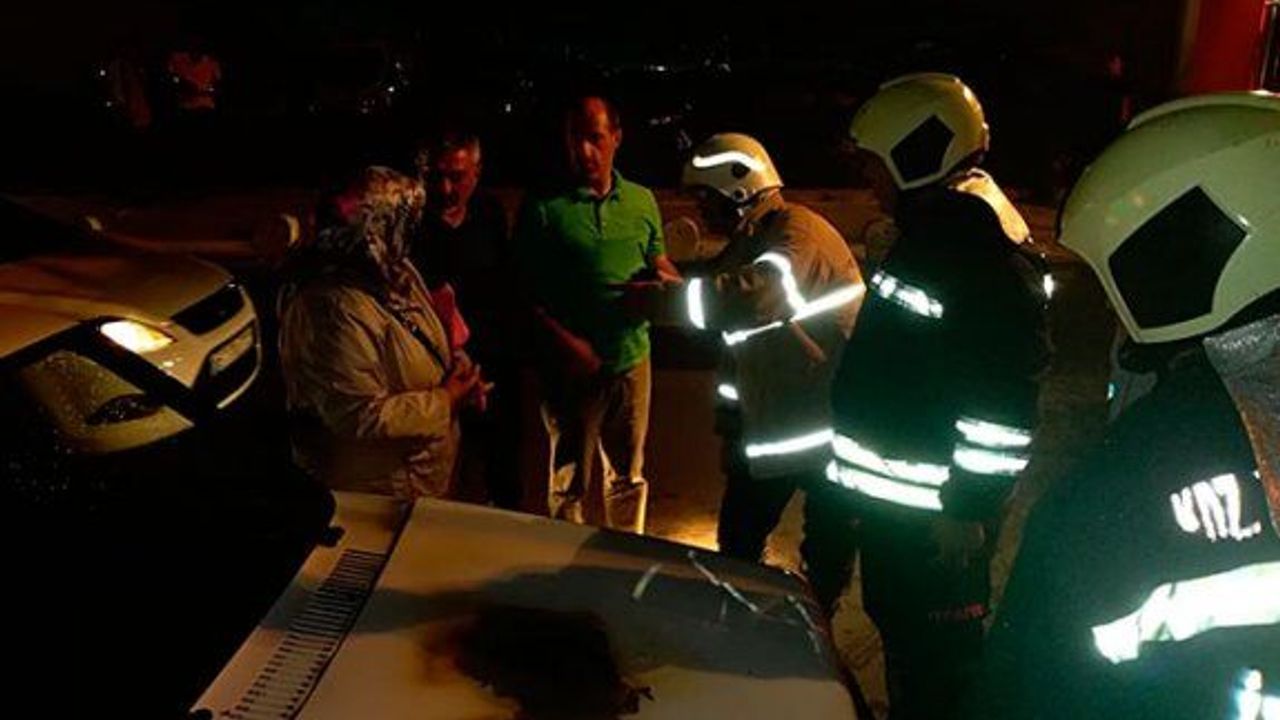 Seyir halindeyken alev alan otomobildeki yangın, beton mikserindeki suyla söndürüldü