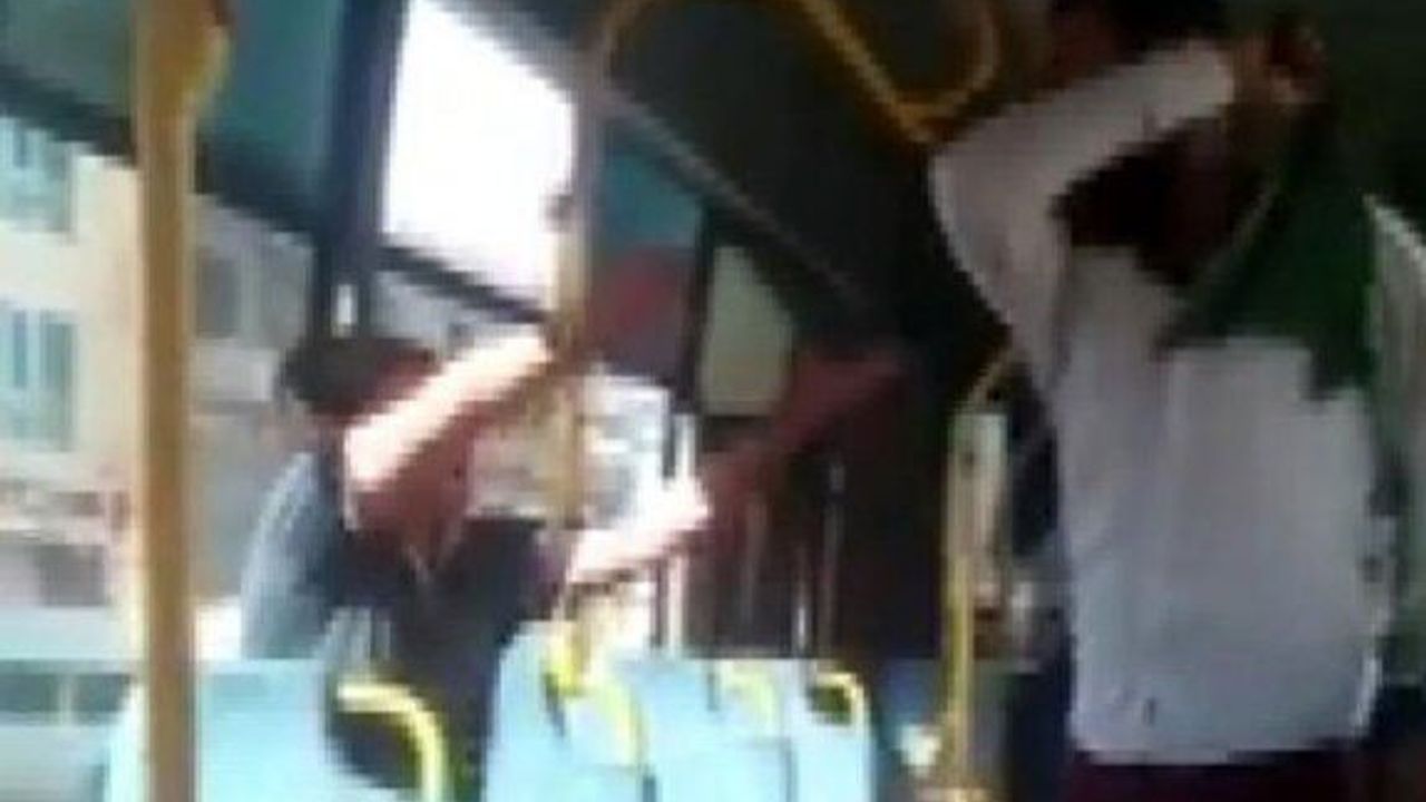 Simit satan çocuğa otobüste feci dayak görüntüsüne tepki yağdı