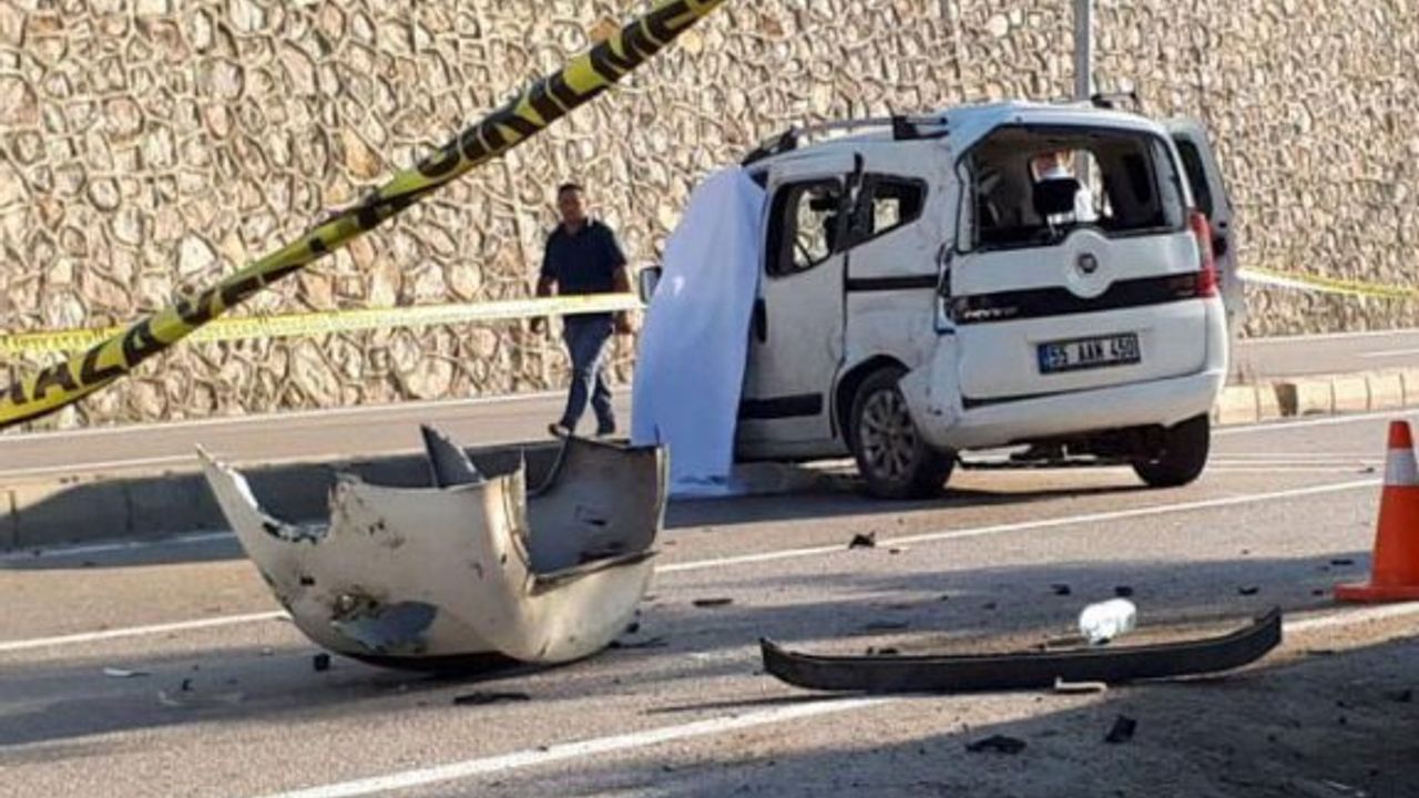 Sinop'ta feci kaza! Hafif ticari araç kontrolden çıkıp duvar ile bariyerlere çarptı: 1 ölü, 1 yaralı