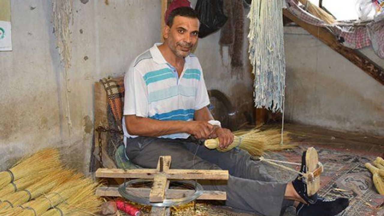 Süpürge ustası Hamdi Gaspar : ''Gelişen teknolojiye yenik düştük, işlerimiz her geçen gün bitiyor"