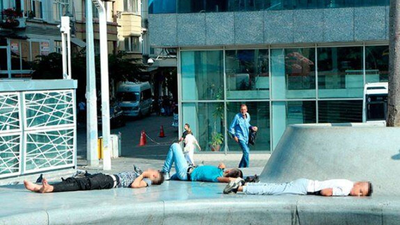 Taksim ve çevresinde kaldırımlar evsizler için yatak oldu