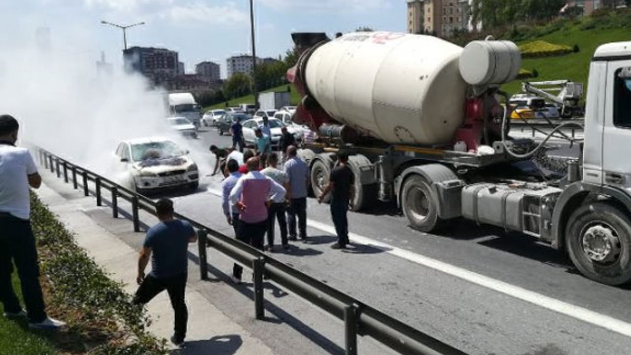 Ümraniye'de korku dolu anlar! Yanan araca beton mikseriyle müdahale edildi