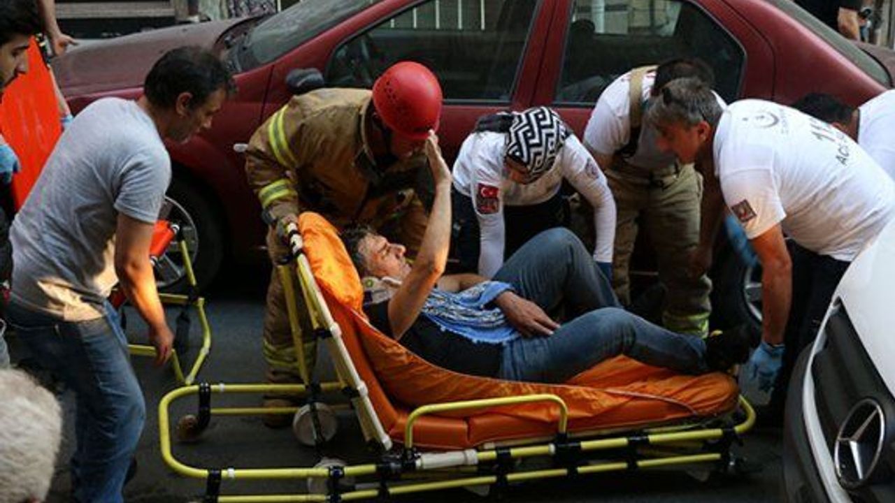 Yavru kediyi kurtarmak isterken 3 metreden apartman bahçesine  düşüp yaralanan kişi mahsur kaldı