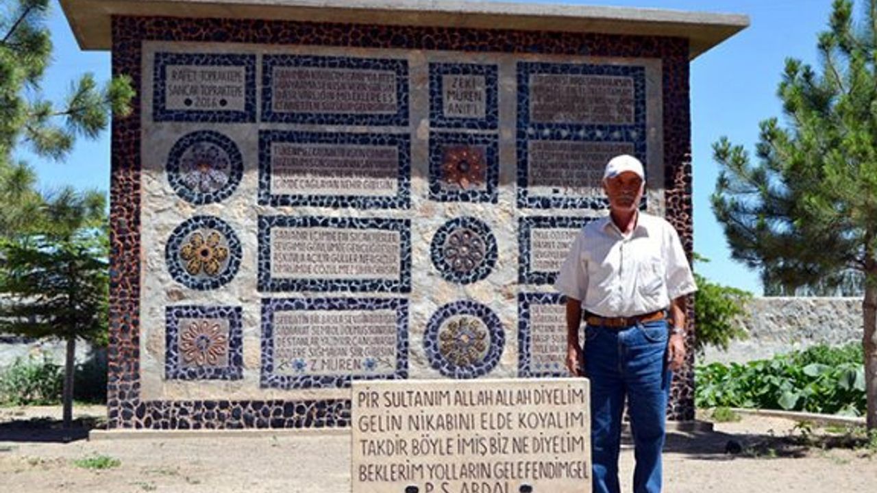 Zeki Müren'in Anıt'ını evinin bahçesine yaptı