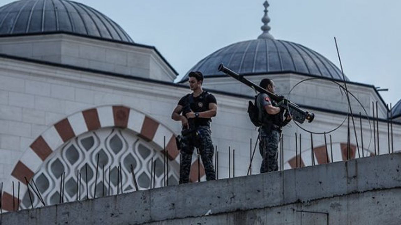 Ziyaret öncesi polis ekipleri cami çevresinde geniş güvenlik önlemleri aldı