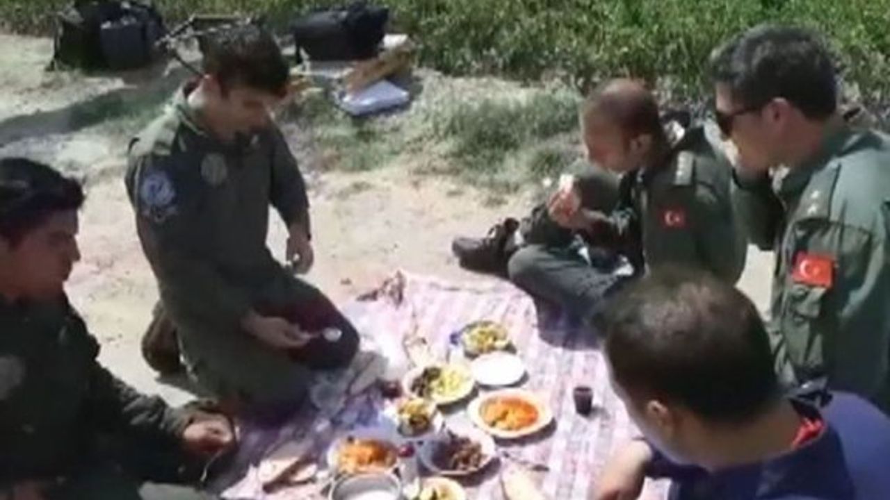 Zorunlu iniş yapan helikopterdeki askerlere köylüler yer sofrası kurdu