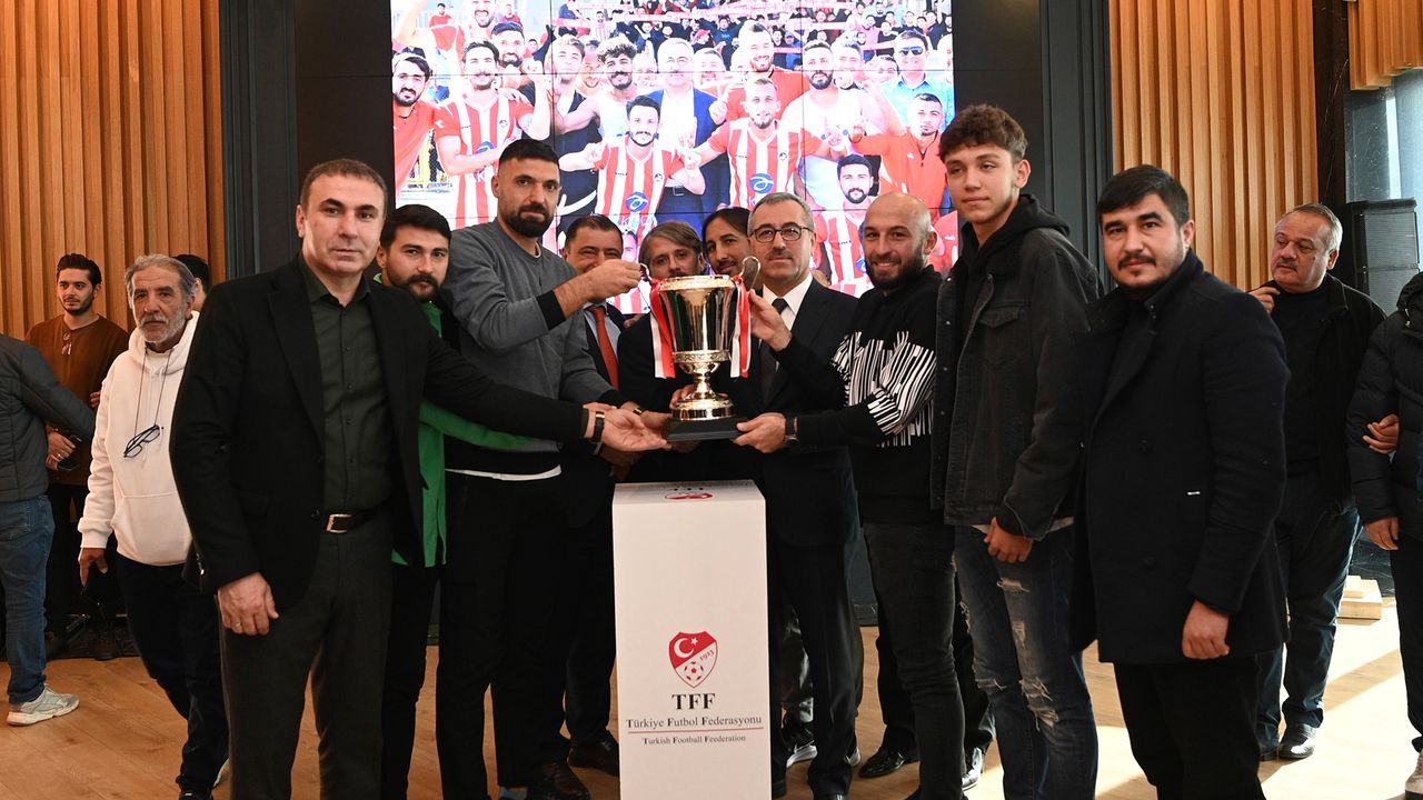 İstiklal Spor’un Şampiyonluk Kupası Başkan Güngör’ün Ellerinde Yükseldi!