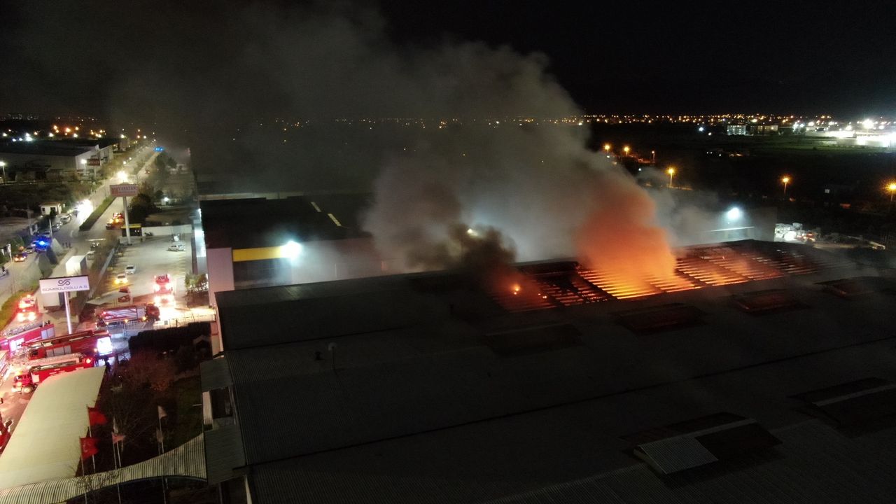 Plastik kasa üretimi yapılan fabrikadaki yangın söndürüldü