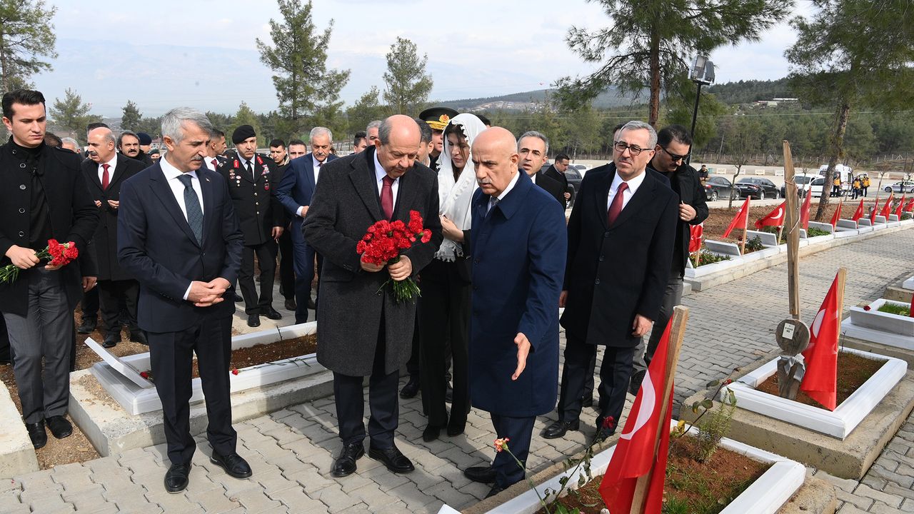 Başkan Güngör, KKTC Cumhurbaşkanı Tatar ile Kapıçam Mezarlığı’nı Ziyaret Etti!