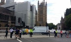 Londra’da feci kaza! Otomobil parlamento binasının bariyerlerine çarptı