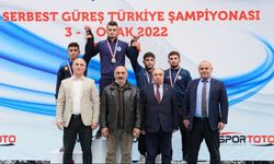 Kahramanmaraşlı Ömer Faruk Çayır güreşte Türkiye Şampiyonu oldu