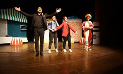 Minik Tiyatroseverler ‘Çözüm Bakanlığı’nı Büyük Bir İlgiyle Takip Etti
