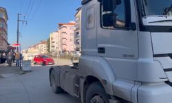 Seyir halindeki tırın dorsesi ayrılıp otomobile çarptı: 1 çocuk yaralı