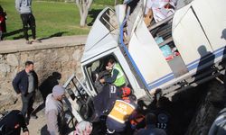 Kanala düşen kamyonette sıkışan sürücü itfaiye ekiplerince kurtarıldı