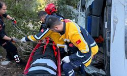 Kahramanmaraş'ta Kamyon Uçuruma Yuvarlandı, Sıkışan Sürücü Kurtarıldı